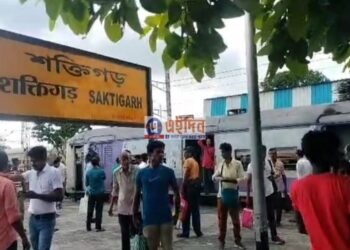 এবার কাউকেচার ভেঙে থমকে গেল লোকাল ট্রেনের যাত্রা