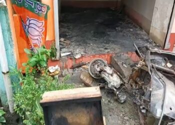 শিলিগুড়িতে বিজেপির কার্যালয়ে আগুন লাগালোন অভিযোগ অজ্ঞাত দুষ্কৃতীদের বিরুদ্ধে