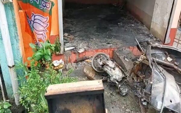 শিলিগুড়িতে বিজেপির কার্যালয়ে আগুন লাগালোন অভিযোগ অজ্ঞাত দুষ্কৃতীদের বিরুদ্ধে