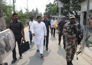 গঙ্গারামপুরে দলীয় প্রার্থীকে মনোনয়ন তোলার জন্য হুমকি দিতে আসা তৃণমূল আশ্রিত দুষ্কৃতীদের পিছু ধাওয়া করলেন সুকান্ত মজুমদার