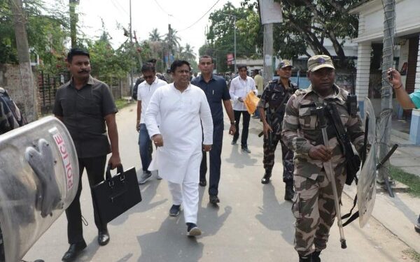গঙ্গারামপুরে দলীয় প্রার্থীকে মনোনয়ন তোলার জন্য হুমকি দিতে আসা তৃণমূল আশ্রিত দুষ্কৃতীদের পিছু ধাওয়া করলেন সুকান্ত মজুমদার
