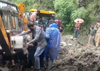 জম্মু-কাশ্মীরে বাস দূর্ঘটনায় মৃত ২, খারাপ আবহাওয়ার জন্য ৩ দিন ধরে স্থগিত পবিত্র অমরনাথ যাত্রা