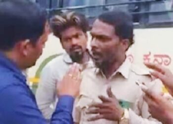 বোরখা না পরায় ছাত্রীদের বাসে চড়তে দিল না কর্ণাটকের বাস চালক