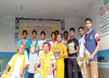 একাদশ ও দ্বাদশ শ্রেণীর দুঃস্থ পড়ুয়াদের হাতে পাঠ্যপুস্তক তুলে দিল কেতুগ্রামের ‘প্রেরণা’