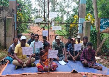 তহবিল না থাকায় আউশগ্রামের বনবিভাগের ১৫ জন শ্রমিককে ছাঁটাই, প্রতিবাদে ধর্ণায় শ্রমিকরা