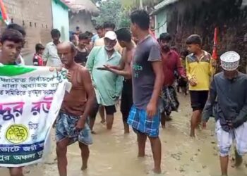 নির্বাচনী প্রচারে বেড়িয়ে বেহাল রাস্তার জলকাদার উপর দিয়েই হাঁটতে হল ভাতারের বিধায়ককে