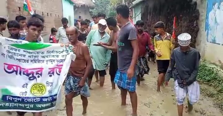 নির্বাচনী প্রচারে বেড়িয়ে বেহাল রাস্তার জলকাদার উপর দিয়েই হাঁটতে হল ভাতারের বিধায়ককে