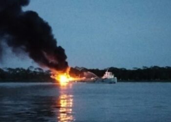 বাংলাদেশের ঝালকাঠির সুগন্ধা নদীতে দুই জাহাজে বিস্ফোরণে মৃত ৪, আহত ১২ পুলিশকর্মী সহ ১৫