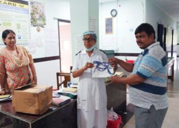 শিশুদের জন্য হাসপাতাল কর্তৃপক্ষের হাতে নতুন পোশাক তুলে দিল দুর্গাপুরের স্বেচ্ছাসেবী সংস্থা