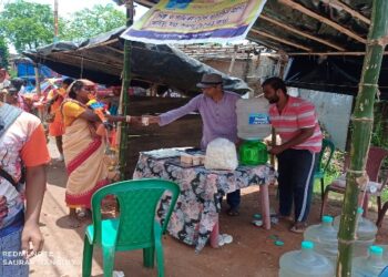 তারকেশ্বরে আগত পুণ্যার্থীদের দিকে সাহায্যের হাত বাড়িয়ে দিল সাহিত্য পত্রিকা গোষ্ঠী