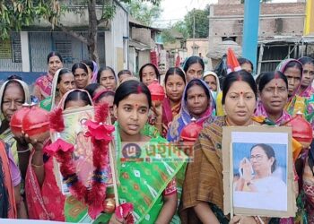 অভিষেক-শুভেন্দুর তরজার ফাঁকে তৃণমূলের নেতা ও মন্ত্রীদের ছবি সহ চুরি ও দুর্নীতির তথ্য তুলে ধরে প্রচারে মাতাচ্ছে সিপিএম