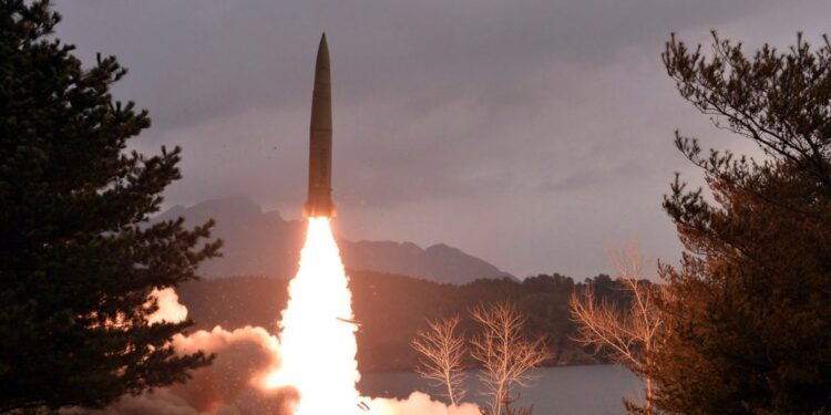 জাপান সাগরের দিকে দুটি স্বল্প পাল্লার ব্যালিস্টিক ক্ষেপণাস্ত্র নিক্ষেপ করেছে উত্তর কোরিয়া