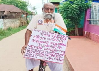 মণিপুরের কাণ্ড নিয়ে পোস্টার লিখে আদিবাসী মহল্লায় বিজেপি বিরোধী প্রচারে প্রবীণ কংগ্রেস নেতা