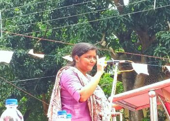 ভোটের সময় ঝামেলা পাকাতে এলে ‘চাঁদি ফাটিয়ে’ দেওয়ার নিদান শোনালেন সিপিএম নেত্রী মীনাক্ষী মুখার্জি