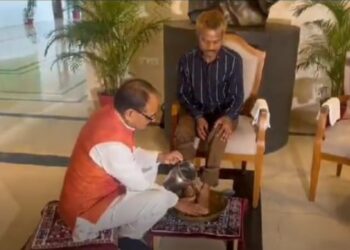 মুখে প্রস্রাব করা আদিবাসী শ্রমিকের পা ধুয়ে সম্মান জানালেন মধ্যপ্রদেশের মুখ্যমন্ত্রী