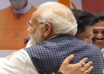 প্রধানমন্ত্রী নরেন্দ্র মোদীকে উষ্ণ আলিঙ্গনে আপ্লুত চিরাগ পাসোয়ান