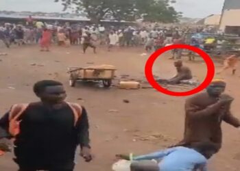 নাইজেরিয়ায় ধর্মনিন্দার নামে এক ব্যক্তিকে পাথর ছুড়ে নৃশংসভাবে খুন