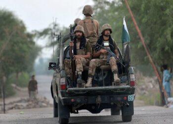 পাকিস্তানে আত্মঘাতী হামলায় এক কিশোর ও ৩ সেনার মৃত্যু