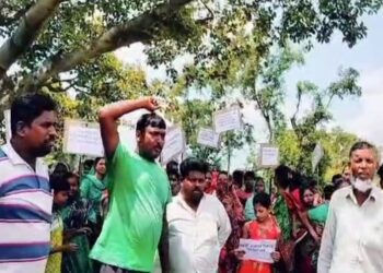 ভোটের দিন বোমাবাজি ও গুলি চালানোর ঘটনায় জড়িতদের গ্রেফতারের দাবিতে পথ অবরোধ রায়নার বাসিন্দারা