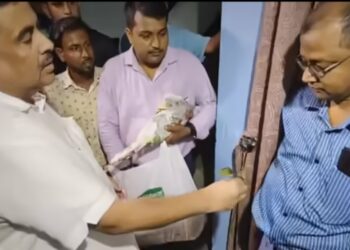 হাওড়ায় পাঁচলার বিডিওকে কালো গোলাপ ও মিষ্টি দিয়ে ‘ভোট লুট’-এর শুভেচ্ছা জানালেন শুভেন্দু