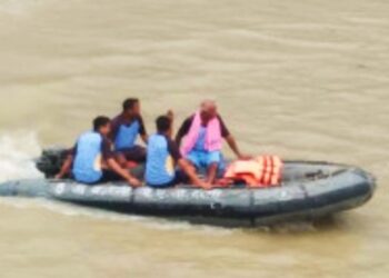 প্রেমিকের সঙ্গে পালিয়েছে স্ত্রী, শিশু সন্তানকে কোমরে বেঁধে গঙ্গায় ঝাঁপ দিয়ে আত্মঘাতী স্বামী