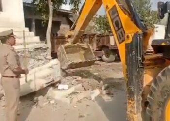 তরুনীকে ধর্ষণ-খুনে অভিযুক্তের বাড়ি বুলডোজার দিয়ে গুঁড়িয়ে দিল ইউপি পুলিশ