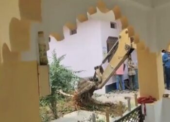 মধ্যপ্রদেশে আদিবাসী যুবকের মুখে প্রস্রাব করা ব্যক্তি গ্রেফতার, চললো অভিযুক্তের বাড়িতে বুলডোজার