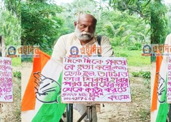 ‘পঞ্চায়েত ভোটে ভোট লুট করে গণতন্ত্রকে হত্যা করা হয়েছে’- সাইকেলে ঘুরে জনতার দুয়ারে গিয়ে বলছেন প্রবীণ কংগ্রেস নেতা