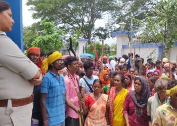 আদিবাসী যুবককে মারধর, গুসকরা পুলিশ ফাঁড়ি ঘেরাও করে বিক্ষোভ
