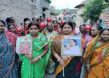 দেবী লক্ষ্মীর ফটো ও লক্ষ্মীর ভাঁড় নিয়ে বাড়ি বাড়ি ভোট চাইছে তৃণমূল, বিরোধীদের কটাক্ষ এবার আর তৃণমূলের প্রতি সদয় হবেন না লক্ষ্মী