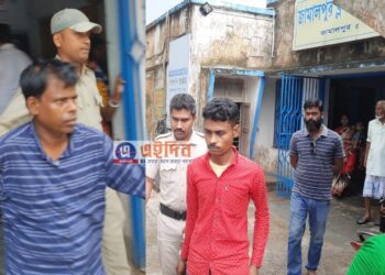 জামালপুরে সিপিএম প্রার্থী ও কর্মীর বাড়ি থেকে উদ্ধার আগ্নেয়াস্ত্র ও আরও বোমা