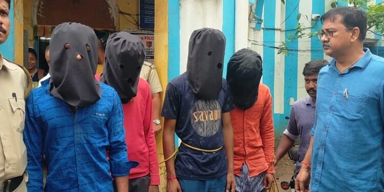 মহিলা সেজে জাতীয় সড়কে ছিনতাইয়ের উদ্দেশ্যে জড়ো হওয়া ৪ দুষ্কৃতী গ্রেপ্তার বর্ধমানে