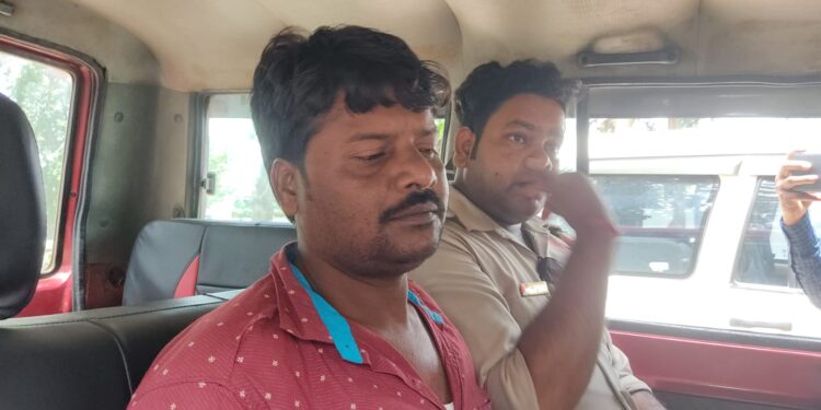 নিজের মা’কে নির্মমভাবে পিটিয়ে খুনের অভিযুক্ত ছেলেকে গ্রেফতার করল ভাতার থানার পুলিশ