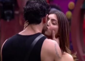 ‘বিগ বস’-এ আকাঙ্ক্ষা পুরি এবং জেডি হাদিদের চুম্বনে বিতর্ক