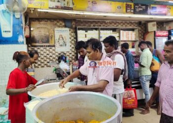 তৃণমূলের শহীদ স্মরণ দিবসে জমজমাট শক্তিগড়ের ল্যাংচা ব্যবসা, হাঁসিমুখ ব্যবসায়ীদের