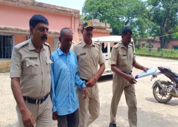 আউশগ্রামে পুলিশের উপর হামলার ঘটনায় ১১ মহিলাসহ ১২ জনের আত্মসমর্পণ