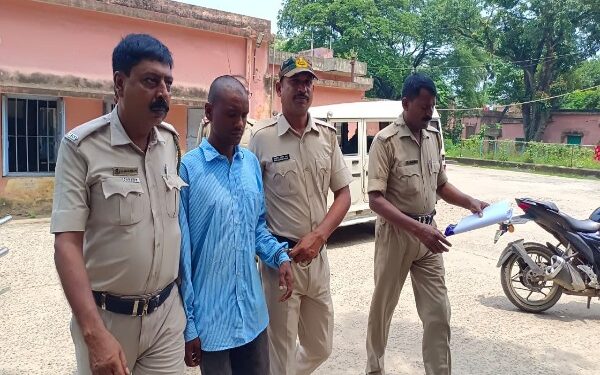 আউশগ্রামে পুলিশের উপর হামলার ঘটনায় ১১ মহিলাসহ ১২ জনের আত্মসমর্পণ