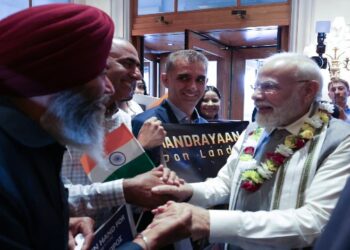 নিরঙ্কুশ সংখ্যাগরিষ্ঠতা নিয়ে ফের কেন্দ্রে আসতে চলেছে নরেন্দ্র মোদী সরকার, বাংলায় ১৯ আসন ধরে রাখবে বিজেপি