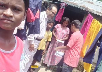 ছাত্রছাত্রীদের বিদ্যালয়মুখী করতে ‘দুয়ারে’ প্রধান শিক্ষক