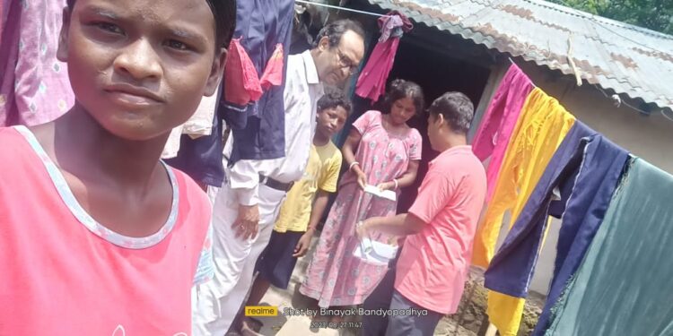 ছাত্রছাত্রীদের বিদ্যালয়মুখী করতে ‘দুয়ারে’ প্রধান শিক্ষক