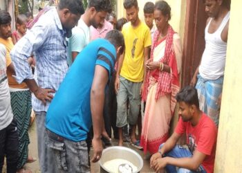 ৭০ জনের জন্য বরাদ্দ ৮ পিস পটল এবং ৫০০ গ্রাম আলু ! ভাতারে অঙ্গনওয়াড়ি কেন্দ্রে বিক্ষোভ