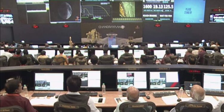 ইতিহাস সৃষ্টি করল ভারত, চন্দ্রপৃষ্ঠে নরম অবতরণ করল চন্দ্রযান-৩