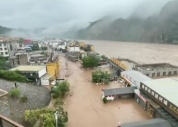 চীনের উত্তরাঞ্চলে বিধ্বংসী বন্যায় মৃত ৩৩, নিখোঁজ ১৮