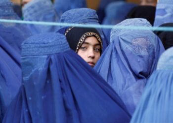 স্কুলে ইসলামি পোশাক নিষিদ্ধ ঘোষণা করল ফ্রান্স সরকার