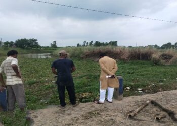 নদীর বুজে যাওয়া গতিপথ পরিষ্কার করালেন গুসকরা পুরসভার চেয়ারম্যান