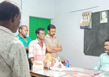 গুসকরার উচ্চ বিদ্যালয়ে বিক্ষোভ অভিভাবকদের, স্কুলের বিরুদ্ধে অব্যবস্থা ও প্রধানশিক্ষক অনিয়মিত আসার অভিযোগ