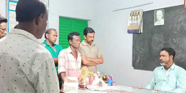 গুসকরার উচ্চ বিদ্যালয়ে বিক্ষোভ অভিভাবকদের, স্কুলের বিরুদ্ধে অব্যবস্থা ও প্রধানশিক্ষক অনিয়মিত আসার অভিযোগ