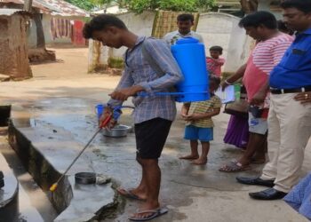 ডেঙ্গু নিয়ন্ত্রণে এলাকায় স্প্রে করল গুসকরা পূরসভা