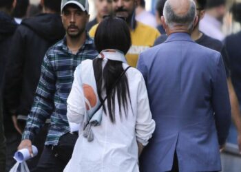 হিজাব বিরোধীদের পাগলখানায় পাঠাচ্ছে ইরানের ধর্মোন্মাদ আদালত