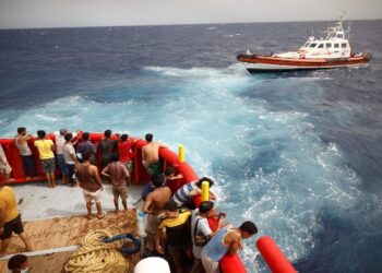 ইতালীর সমুদ্রে ২ জাহাজ ডুবির ঘটনায় মৃত ২, নিখোঁজ ৩০